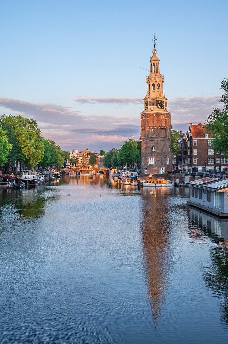 Oude Schans mit Montelbaan Turm in der Morgendämmerung, Amsterdam, Benelux, Beneluxstaaten, Nordholland, Noord-Holland, Niederlande