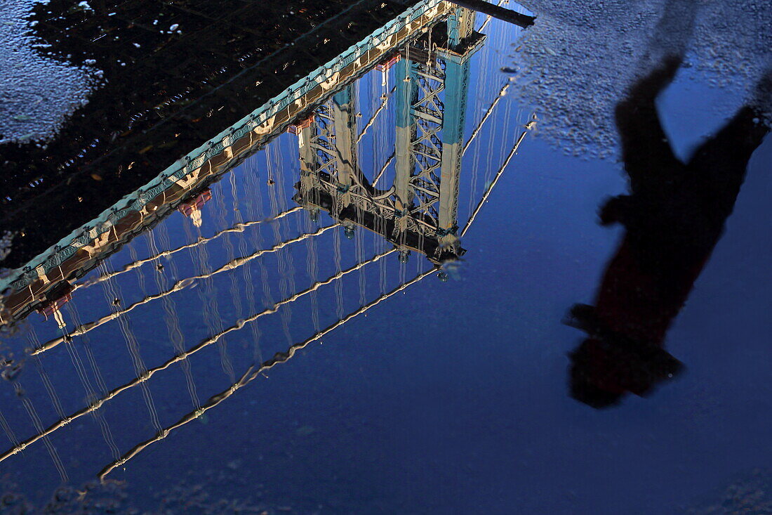 Reflektion einer Joggerin mit Reflektion der Manhattan Bridge im Bridge Park von Brooklyn, New York, New York, USA