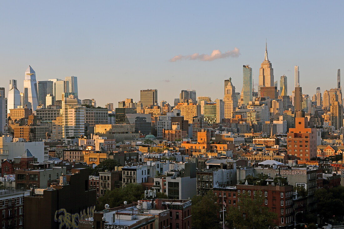 Blick von der Lower East Side auf die Skyline von Midtown mit den Hudson Yards (links) und dem Empire State Building, Manhattan, New York, New York, USA