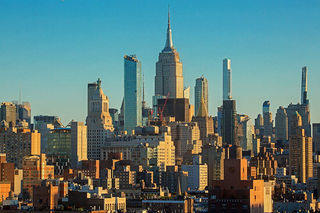 Blick von der Lower East Side auf die Skyline von Midtown mit dem Empire State Building, Manhattan, New York, New York, USA