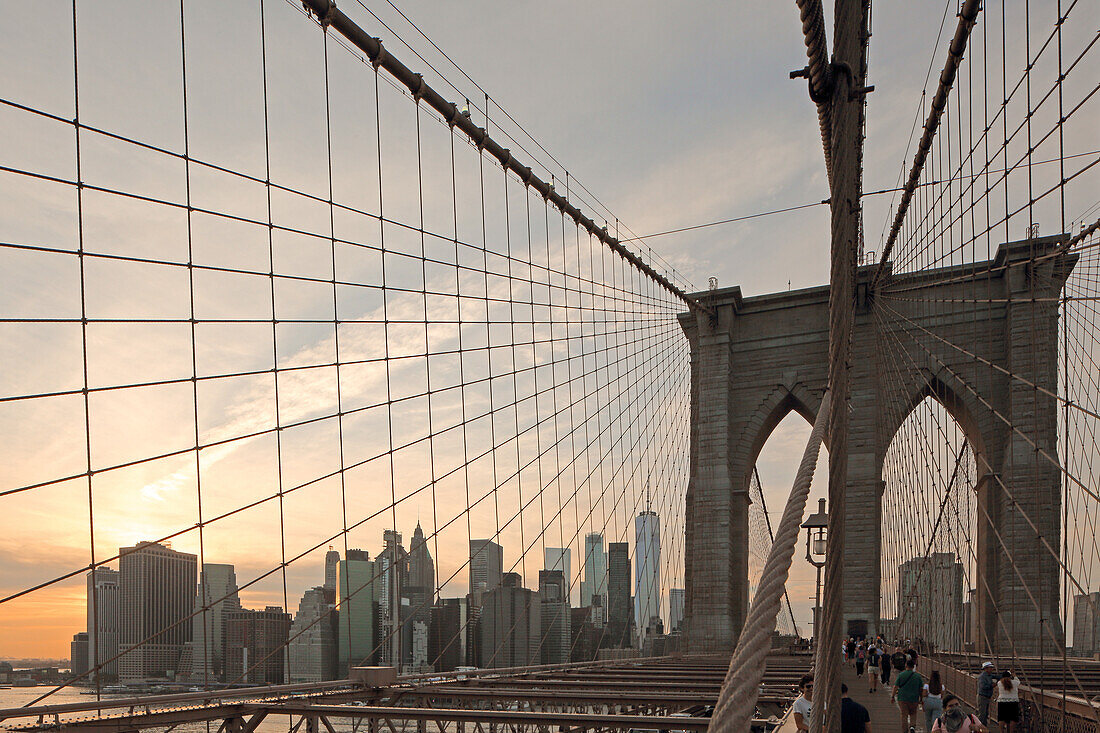 Brooklyn Bridge mit der Skyline des Financial District von Downtown Manhattan, New York, New York, USA