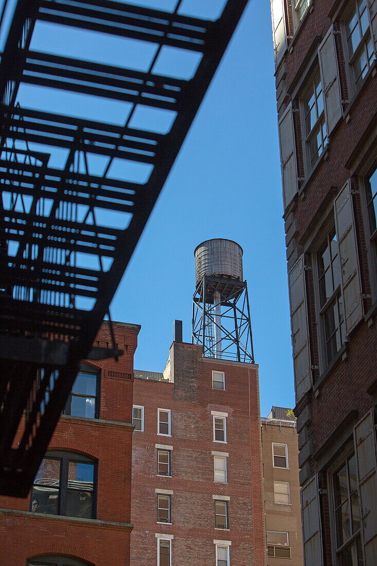 Typische Feuerleiter und Wasserturm, Cortlandt Alley, Lower Manhattan, Manhattan, New York, New York, USA