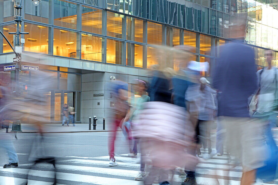 Fussgänger überqueren die Madison Avenue an der 42nd Street, Midtown Manhattan, New York, New York, USA