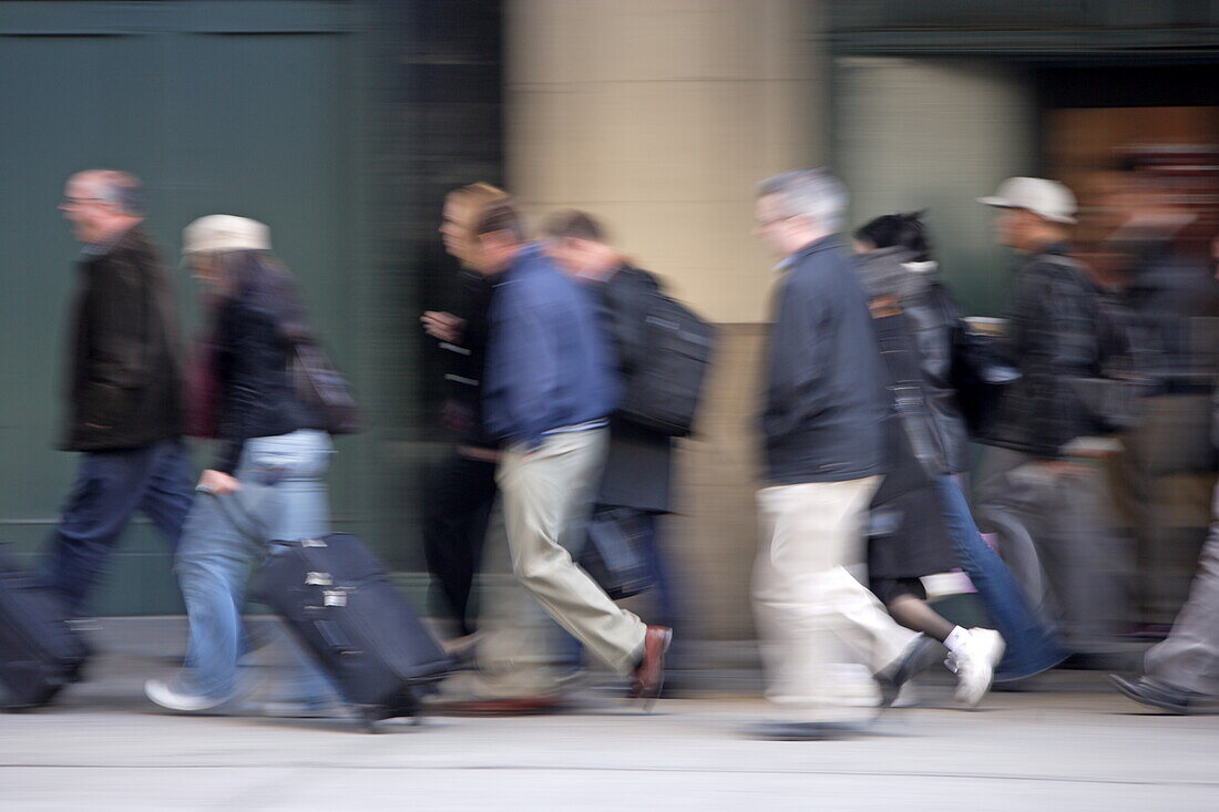 Angestellte während der Rushhour in Midtown Manhattan, New York, New York, USA