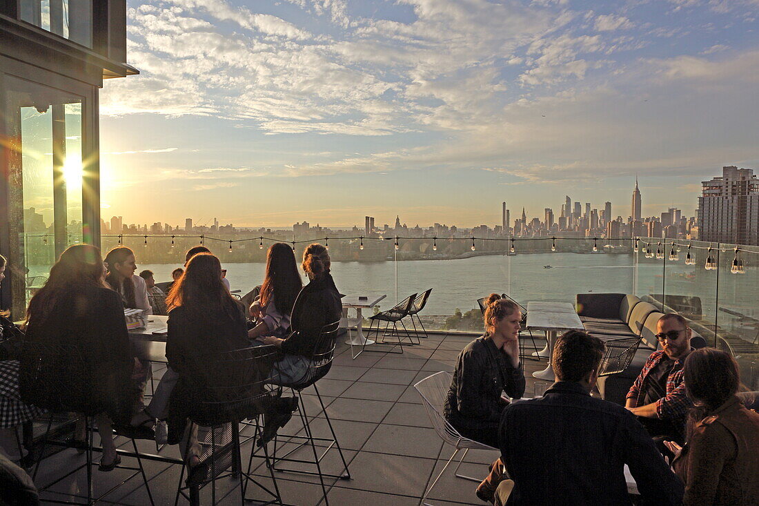 Blick von der Westlight Terrassenbar des William Vale Hotel nach Midtown Manhattan, Williamsburg, Brooklyn, New York, New York, USA