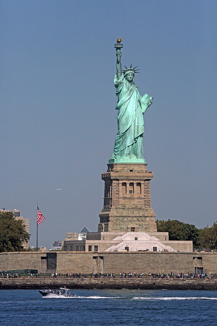 Blick von der Staten Island Ferry auf die Freiheitsstatue auf Liberty Island, Manhattan, New York, New York, USA