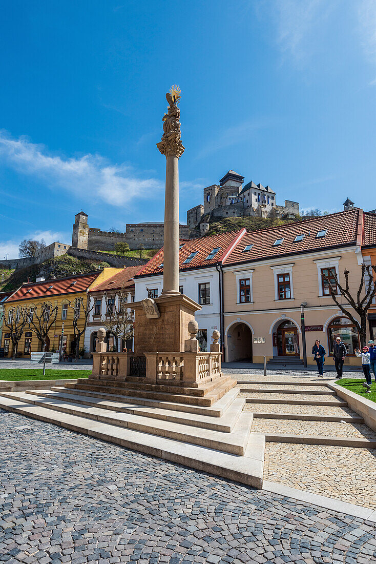 Friedensplatz von Trencin mit Pestsäule und Burg Trencin, Westslowakei, Slowakei