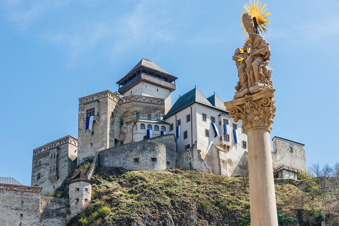 Pestsäule und Burg Trencin, Westslowakei, Slowakei