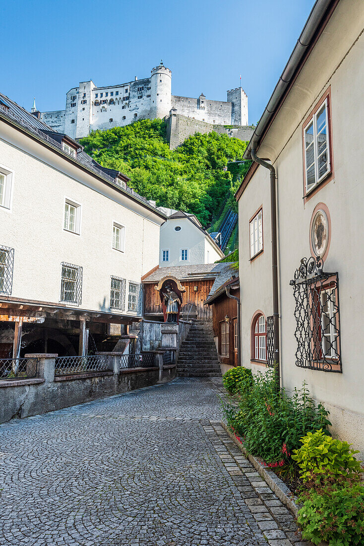 Gasse in der Stadt Salzburg mit Blick auf die Festung Hohensalzburg, Österreich