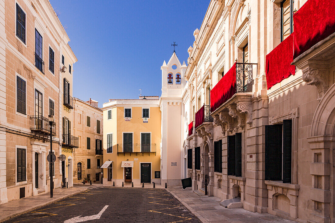 Blick auf Kolonialgebäude an der Plaza de la Constitución in der Altstadt von Maó oder Mahón, Insel Menorca, Balearische Inseln, Spanien