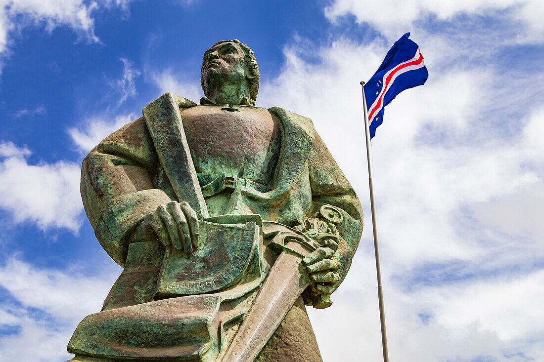 Das Monumento de Diogo Gomes mit Flagge der Kapverden, Praia, Boa Vista, Kapverden, Afrika