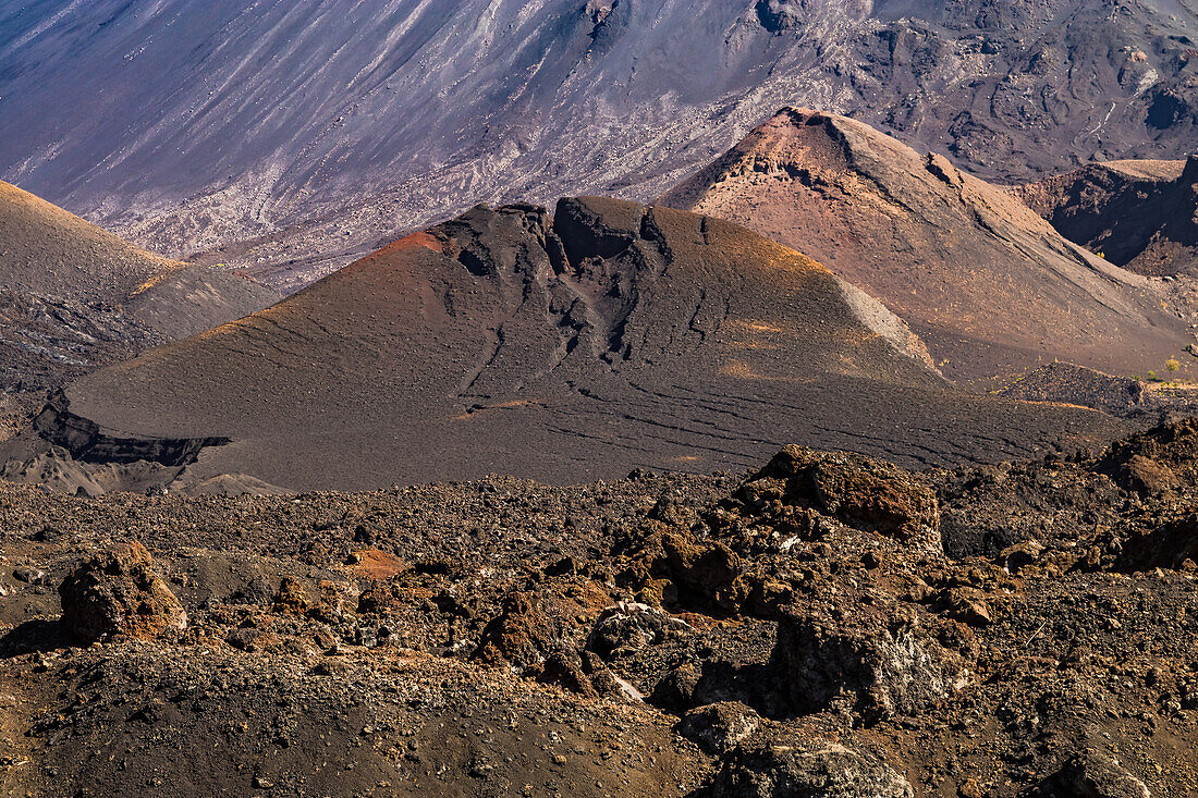 Ein dunkler Nebenkrater mit erkaltetem Lavastrom des Pico do Fogo auf der Insel Fogo, Kapverden