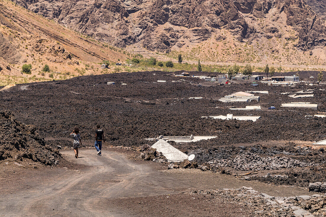 Lavagestein und zerstörte Häuser im Vulkankrater des Pico do Fogo nach dem Ausbruch 2014, Cabo Verde