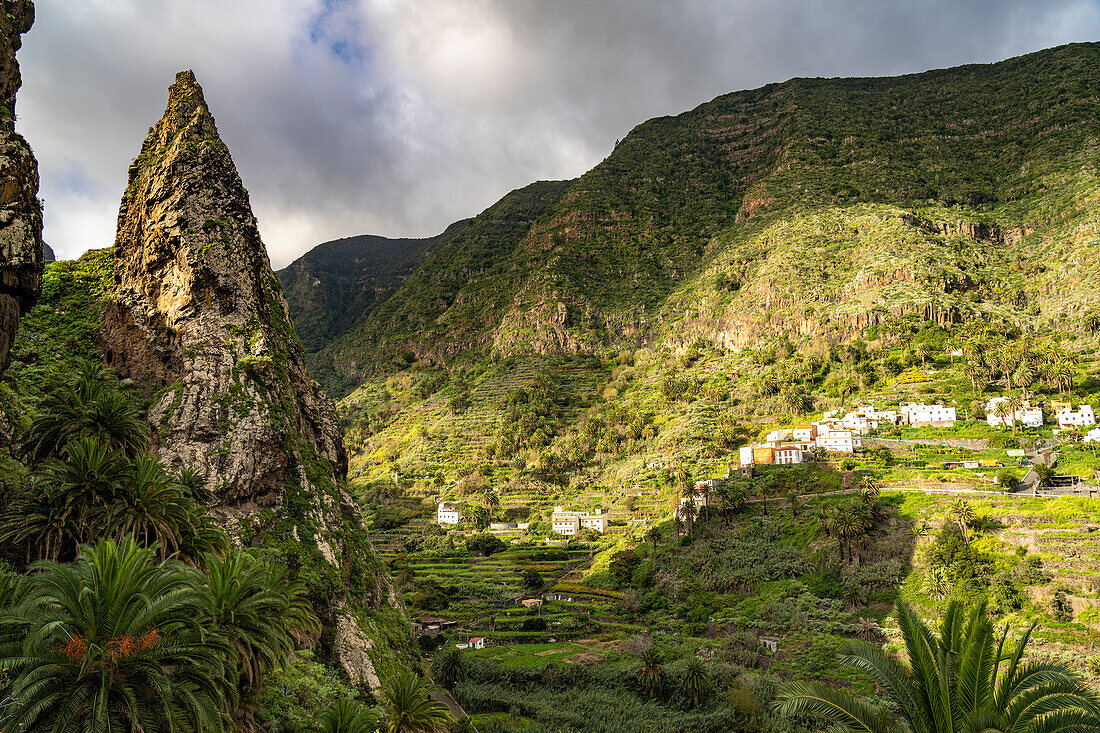 Einer der Zwillingsfelsen Roques de San Pedro, Wahrzeichen von Hermigua, La Gomera, Kanarische Inseln, Spanien