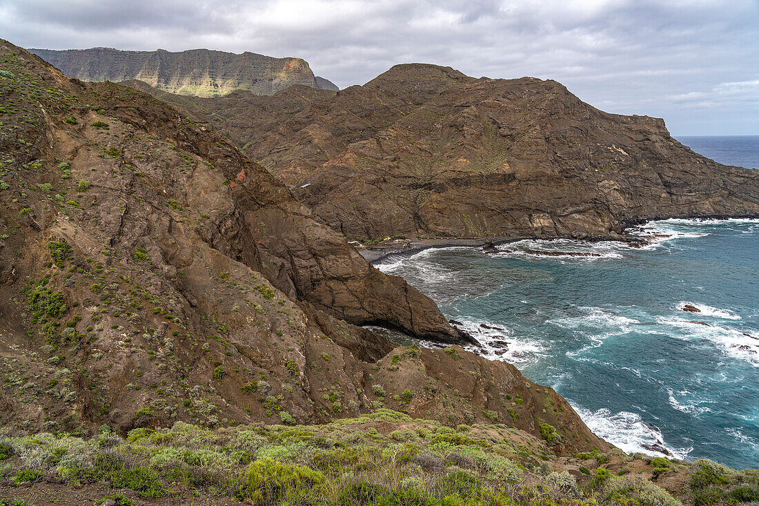 Die felsige Kueste und der Strand Playa de la Caleta bei Hermigua, La Gomera, Kanarische Inseln, Spanien  