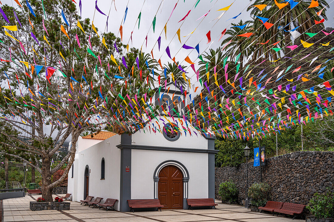 Die geschmückte Kapelle Ermita de los Santos Reyes, Valle Gran Rey, La Gomera, Kanarische Inseln, Spanien 