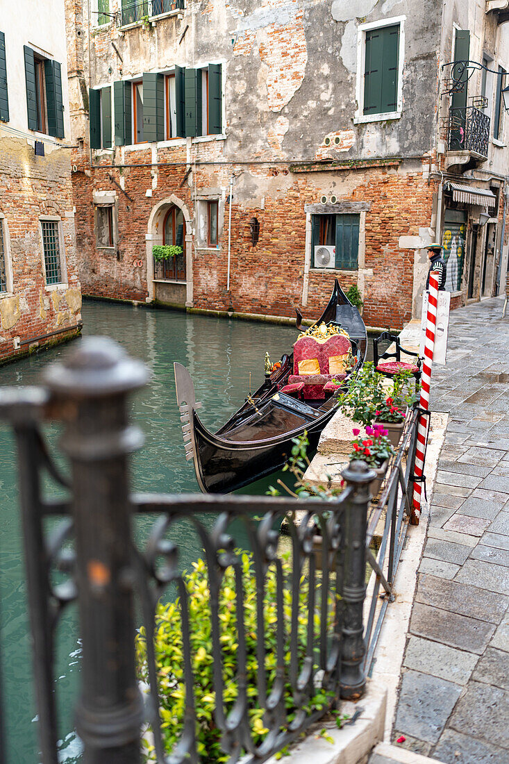 Venedig - Wassergasse mit Gondel, Brücke und Geländer, Venezien, Italien