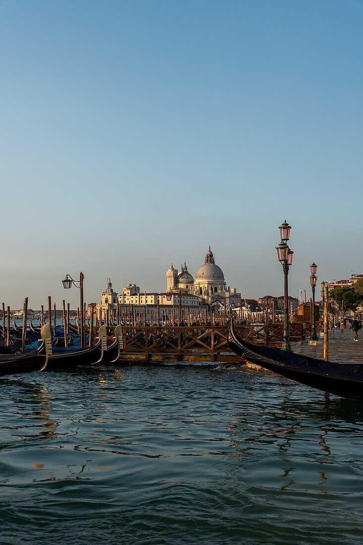 Venedig - morgendliche Uferpromenade Schiavoni, Venezien, Italien