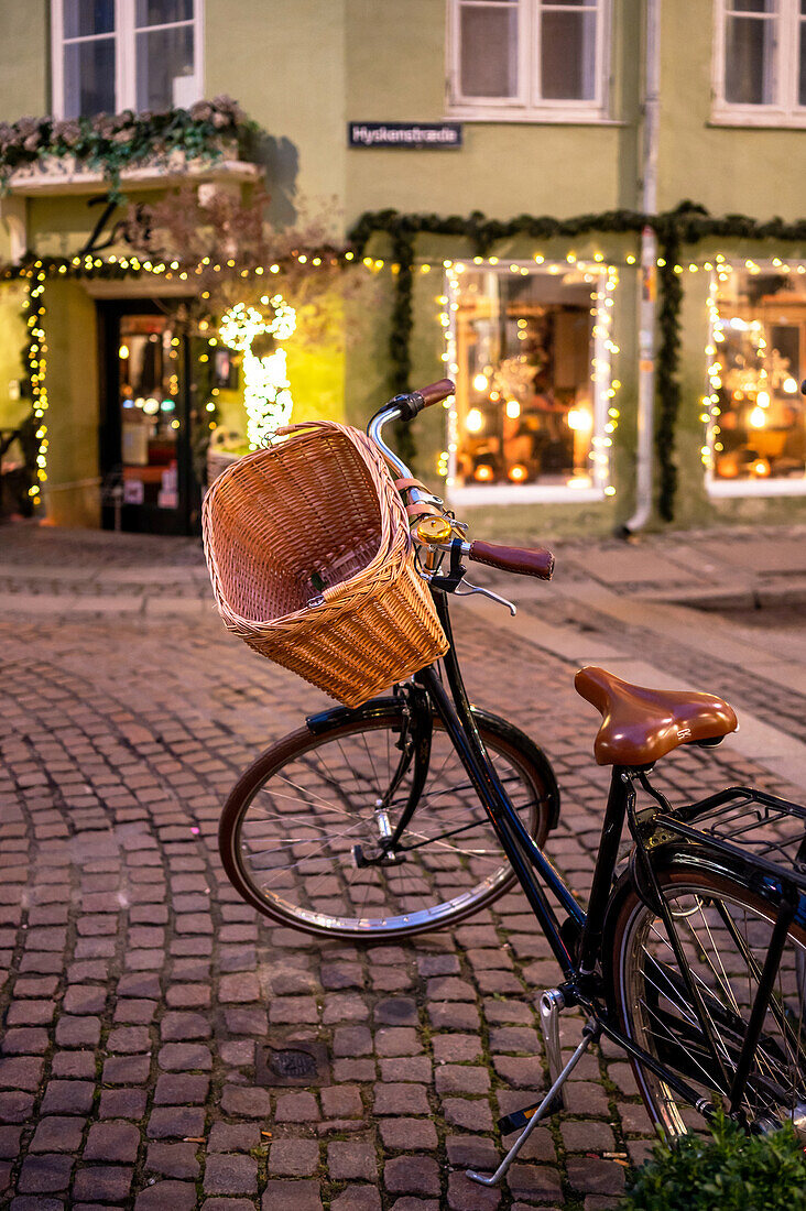 Nostalgisches Fahrrad mit Korb in der Innenstadt von Kopenhagen, Dänemark, Winter