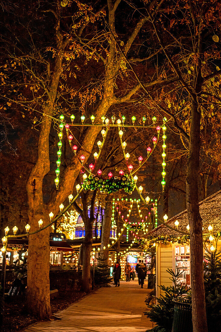 Weihnachtliche Lichterstimmung im Tivoli in Kopenhagen, Dänemark, Winter