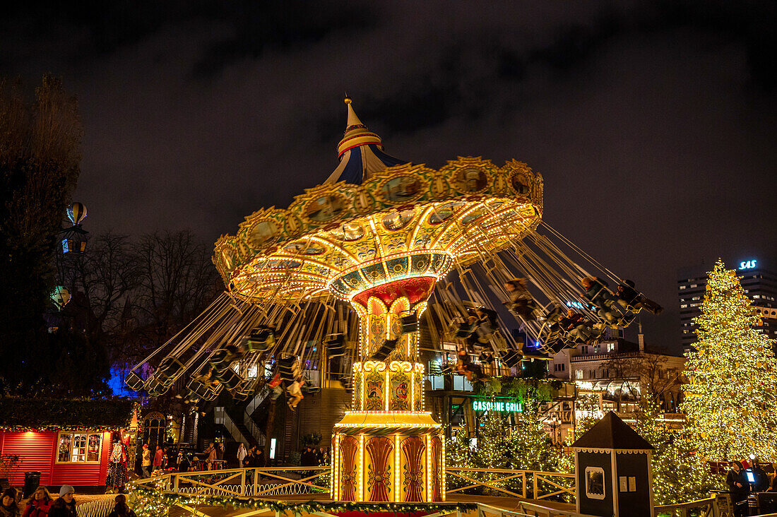 Kettenkarussell zur Weihnachtszeit im Tivoli in Kopenhagen, Dänemark, Winter