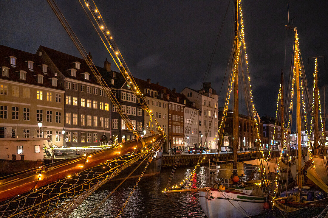 Blick am Abend im Advent auf den Hafen von Nyhavn in Kopenhagen, Historische Segelschiffe, Dänemark, Winter