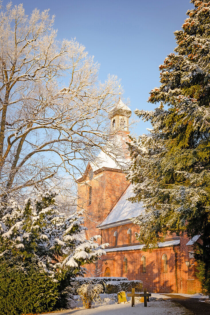 St. Johannis-Kirche zu Oldenburg i.Holstein in winterlicher Stimmung. Eine der ältesten Backsteinkirchen in Europa, Ostholstein, Schleswig-Holstein, Deutschland