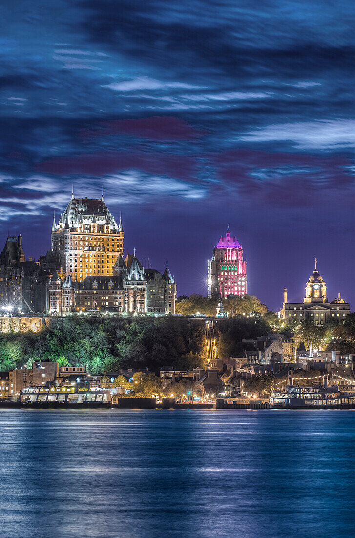 Quebec City, Chateau Frontenac und die Gebäude der Stadt über den Fluss St. Lawrencen gesehen.