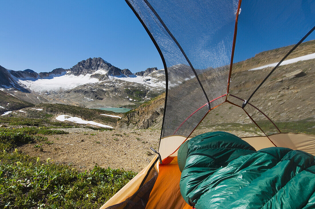 Blick aus einem Zelt auf den Russell Peak und das Limestone Lakes Basin im Height-of-the-Rockies Provincial Park.