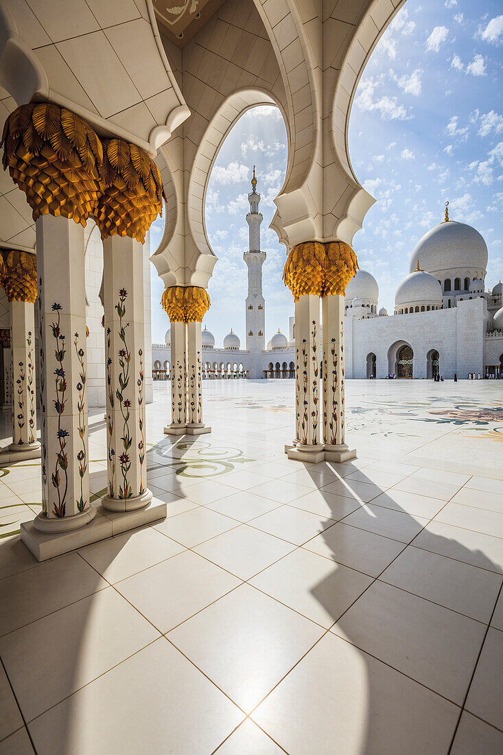 Die Scheich-Zayid-Moschee, der Innenhof und das Äußere der Gebetshalle, Abu Dhabi, Vereinigte Arabische Emirate