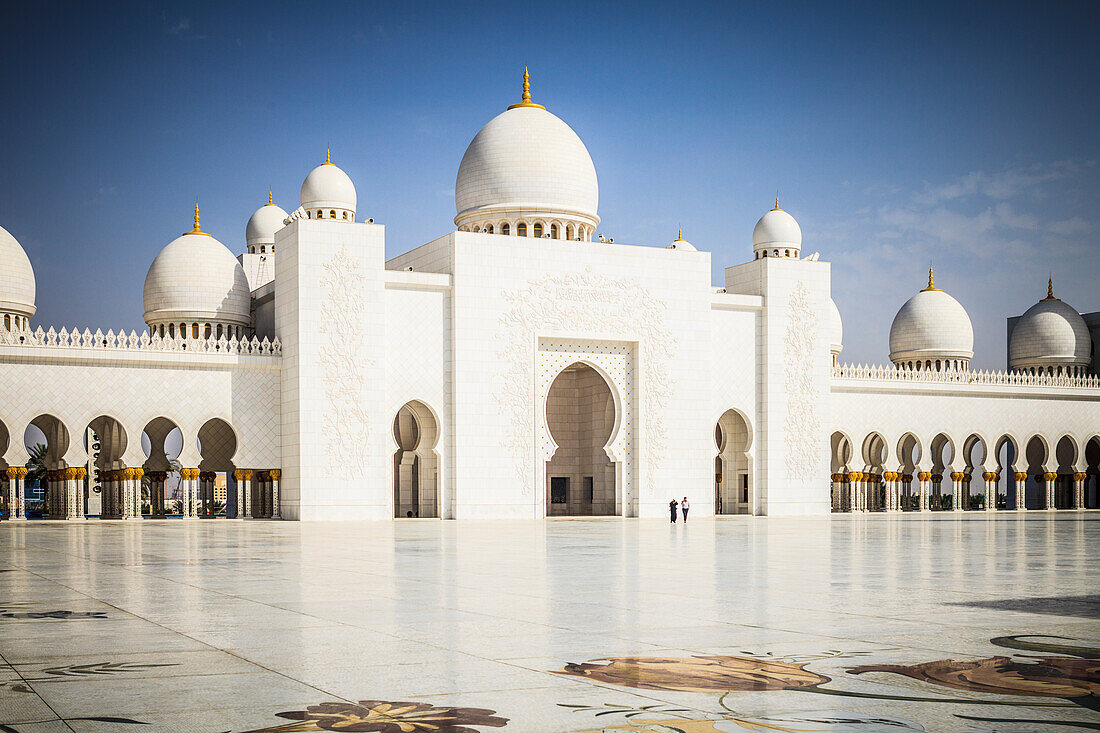 Die Scheich-Zayid-Moschee, der Innenhof und das Äußere der Gebetshalle, Abu Dhabi, Vereinigte Arabische Emirate