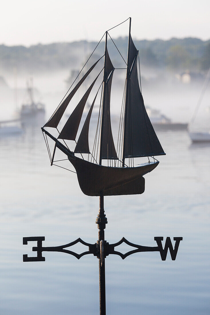 USA, Massachusetts, Cape Ann, Annisquam Harbor, weather vane in summer fog