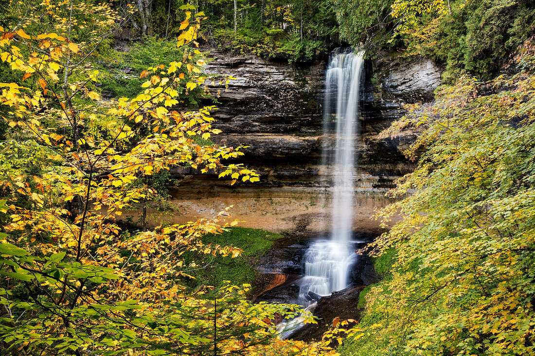 USA, Michigan, Upper Peninsula, Pictured Rocks National Lakeshore, Autumn at Munising Falls