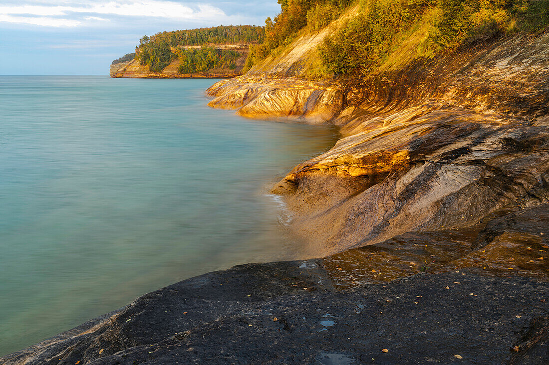 Schroffe Küstenlinie, Lake Superior, Pictured Rocks National Lakeshore, Upper Peninsula, Michigan.