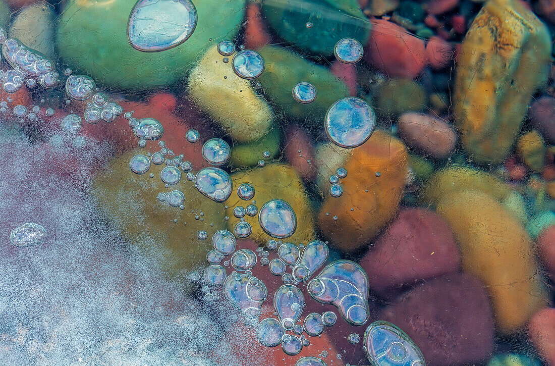 Makro von Blasen, die sich unter Eis am Rande des Lake McDonald im Glacier National Park, Montana, USA bilden