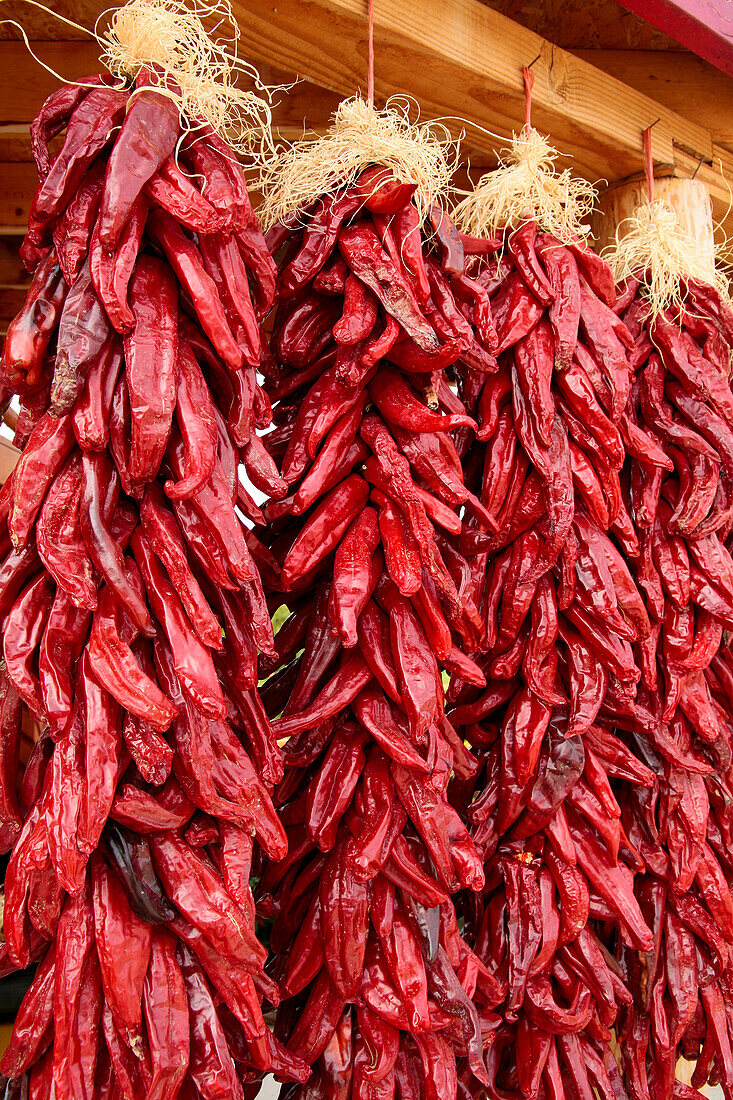 Luke, New Mexico, USA. Rote Chilis hängen zum Trocknen auf.