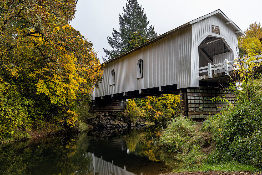 Hoffman Covered Bridge überspannt Crabtree Creek in Linn County, Oregon, USA