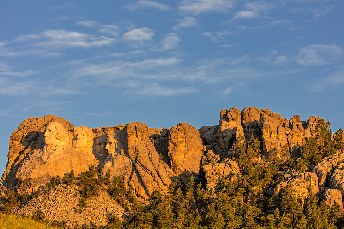 Mount Rushmore an der Morgendämmerung in der Nähe von Keystone, South Dakota, USA