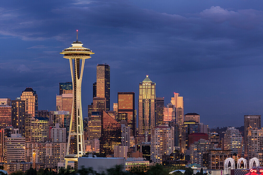 Skyline von Seattle in der Abenddämmerung, Seattle, US-Bundesstaat Washington