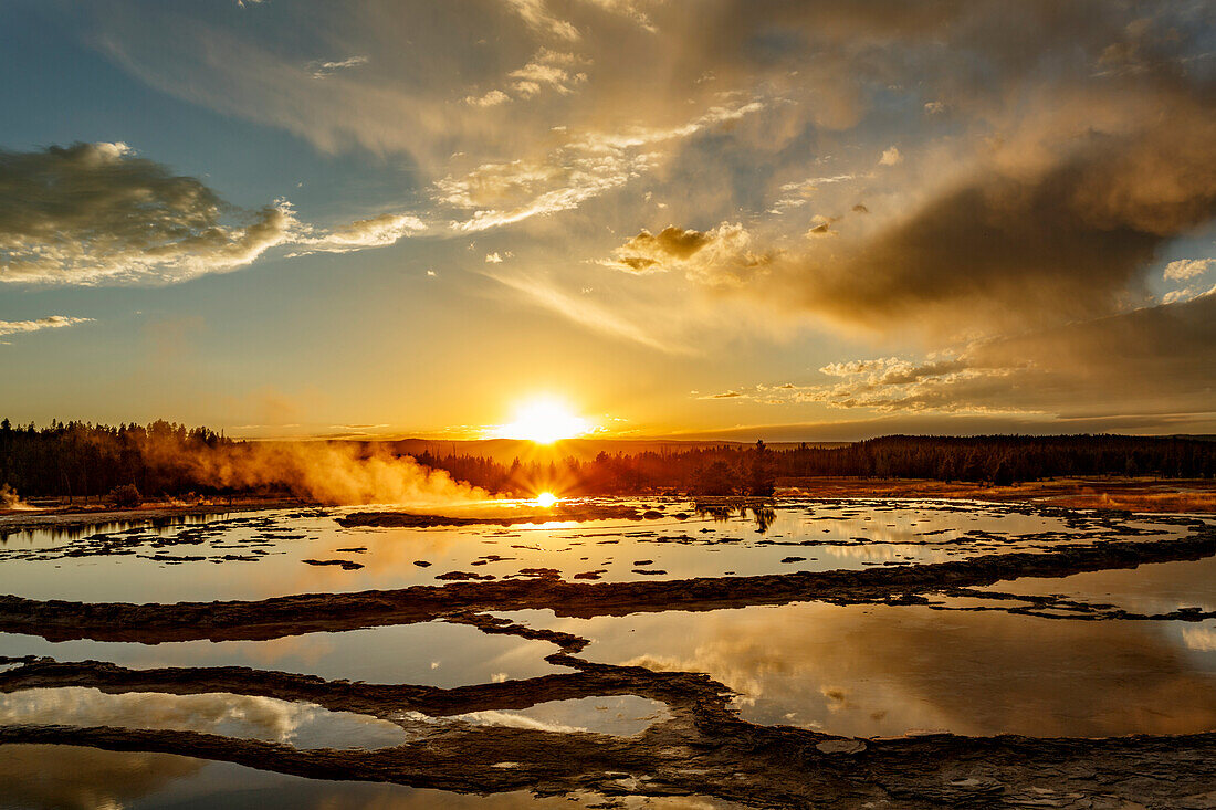 Great Fountain Geyser bei Sonnenuntergang, Lower Geyser Basin, Yellowstone-Nationalpark, Wyoming.