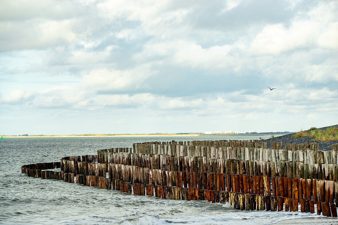 Wellenbrecher bei der Stadt Groede in der niederländischen Provinz Zeeland, Niederlande