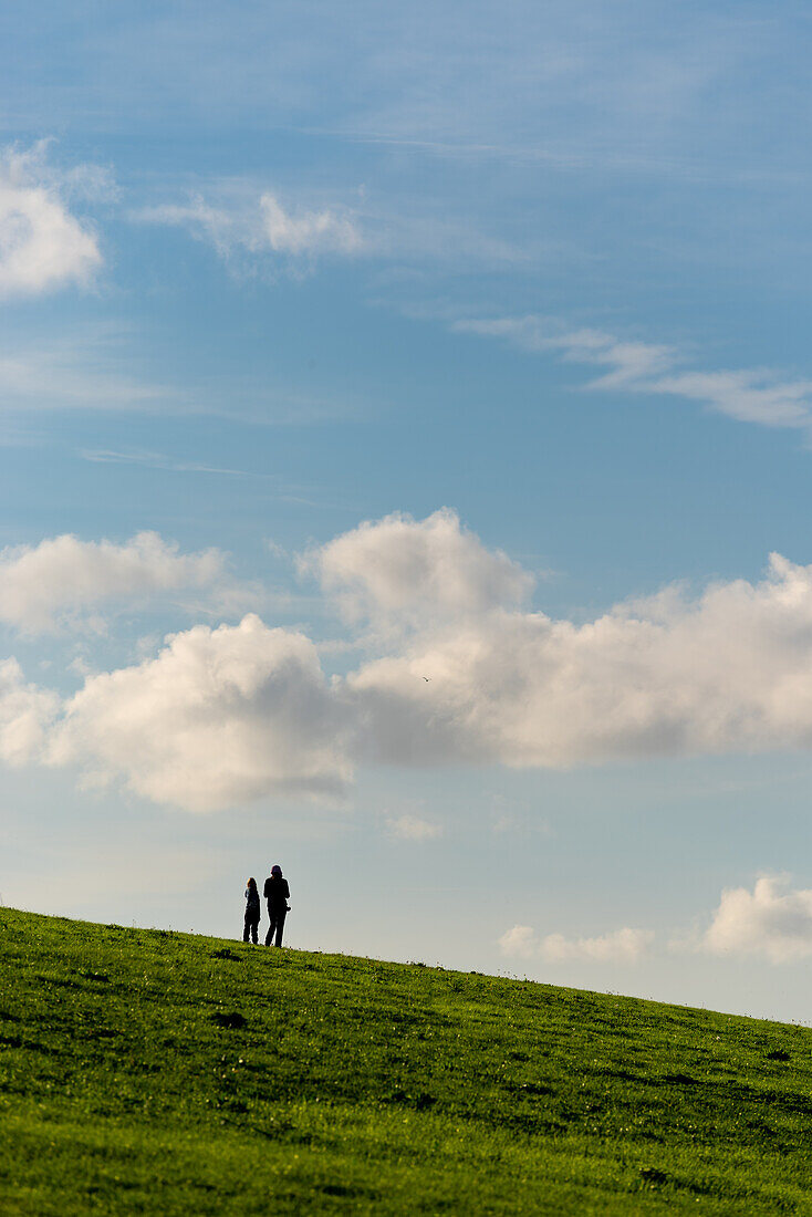 Mutter und Kind auf einem grasbewachsenen Hügel, Niederlande