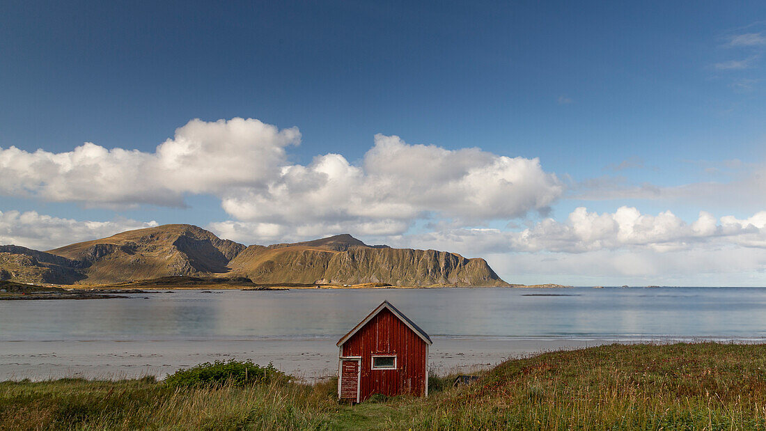 Kleines rotes Haus am Strand von Rambergstranda, Flakstadoya, Lofoten, Norwegen.