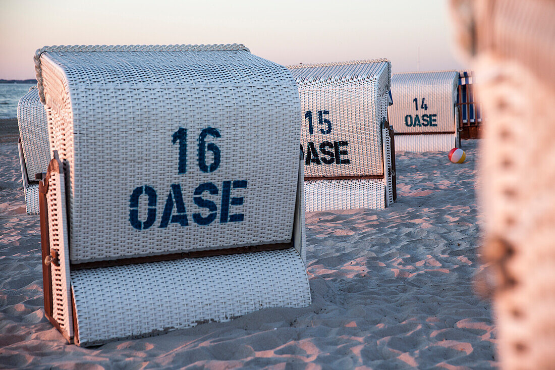 Strandkörbe am Strand von Scharbeutz an der Ostsee, Ostholstein, Schleswig-Holstein, Deutschland