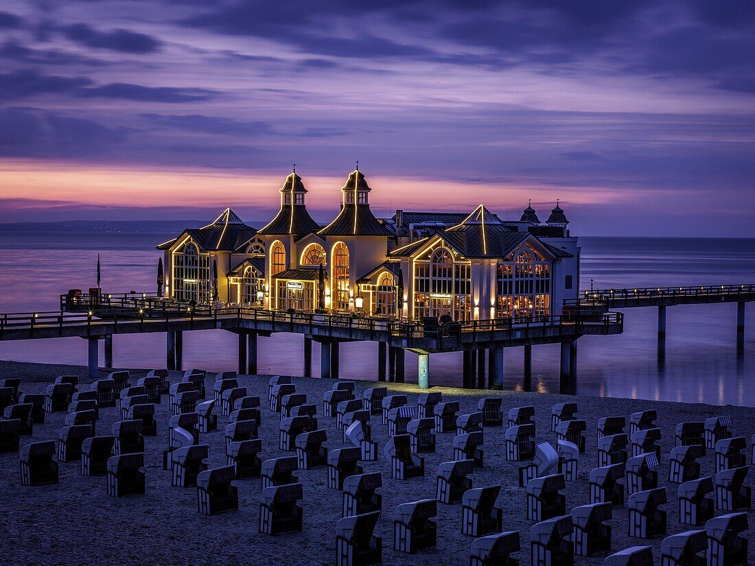 Seebrücke Ostseebad Sellin auf Rügen, beleuchtet am Abend, blaue Stunde, Mecklenburg-Vorpommern, Deutschland