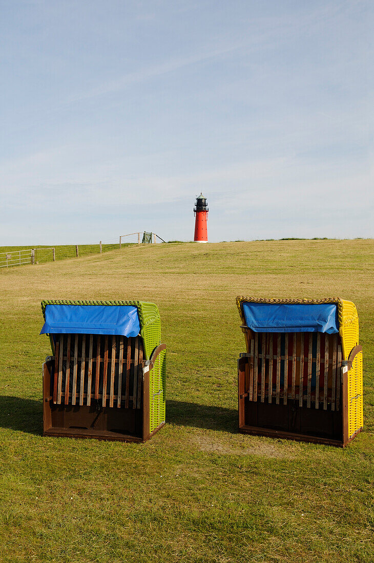 Strandkörbe, Leuchtturm der Insel Pellworm, Pension Leuchtfeuer, Nordfriesland, Nordsee, Schleswig-Holstein, Deutschland