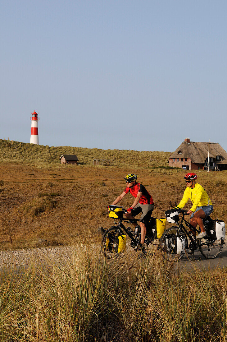 Radfahrer vor dem Leuchtturm Ostellenbogen, Sylt, Nordfriesland, Nordsee, Schleswig-Holstein, Deutschland