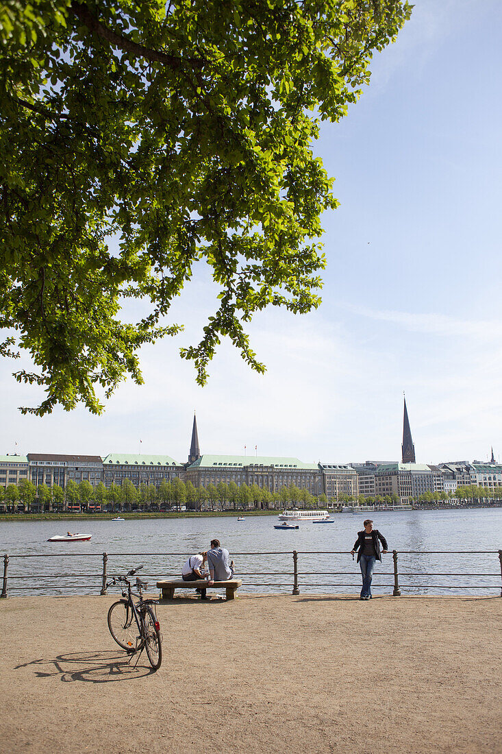 Menschen blicken auf die Binnenalster, Alster, in Hamburg, Deutschland