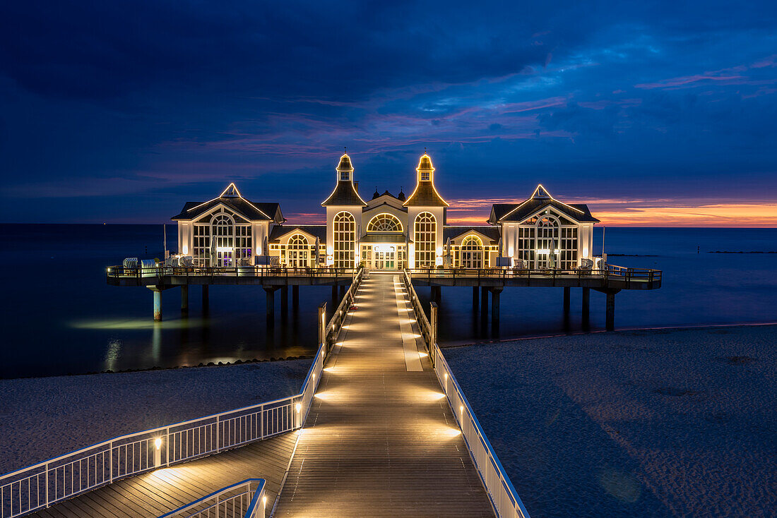 Sonnenaufgang an der Seebrücke Sellin, Insel Rügen, Mecklenburg-Vorpommern, Deutschland