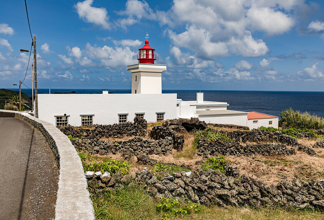 Der malerische Leuchtturm an der Südküste der portugiesischen Insel Terceira auf der Inselgruppe der Azoren